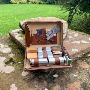 Kit da toeletta vintage da gentiluomo di qualità superiore in custodia in pelle, circa anni '50