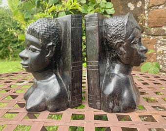 SUJETALLITOS TRIBALES AFRICANOS - Fabuloso par de sujetalibros tribales africanos tallados a mano en madera dura con esculturas de bustos de un hombre y una mujer.
