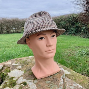 Vintage großer NewMarket Country Gentleman&#39;s Trilby oder Fedora Tweed Hut von Kangol