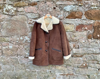 Casaco vintage de pele de carneiro marrom com detalhes em couro, fabricado na Inglaterra.