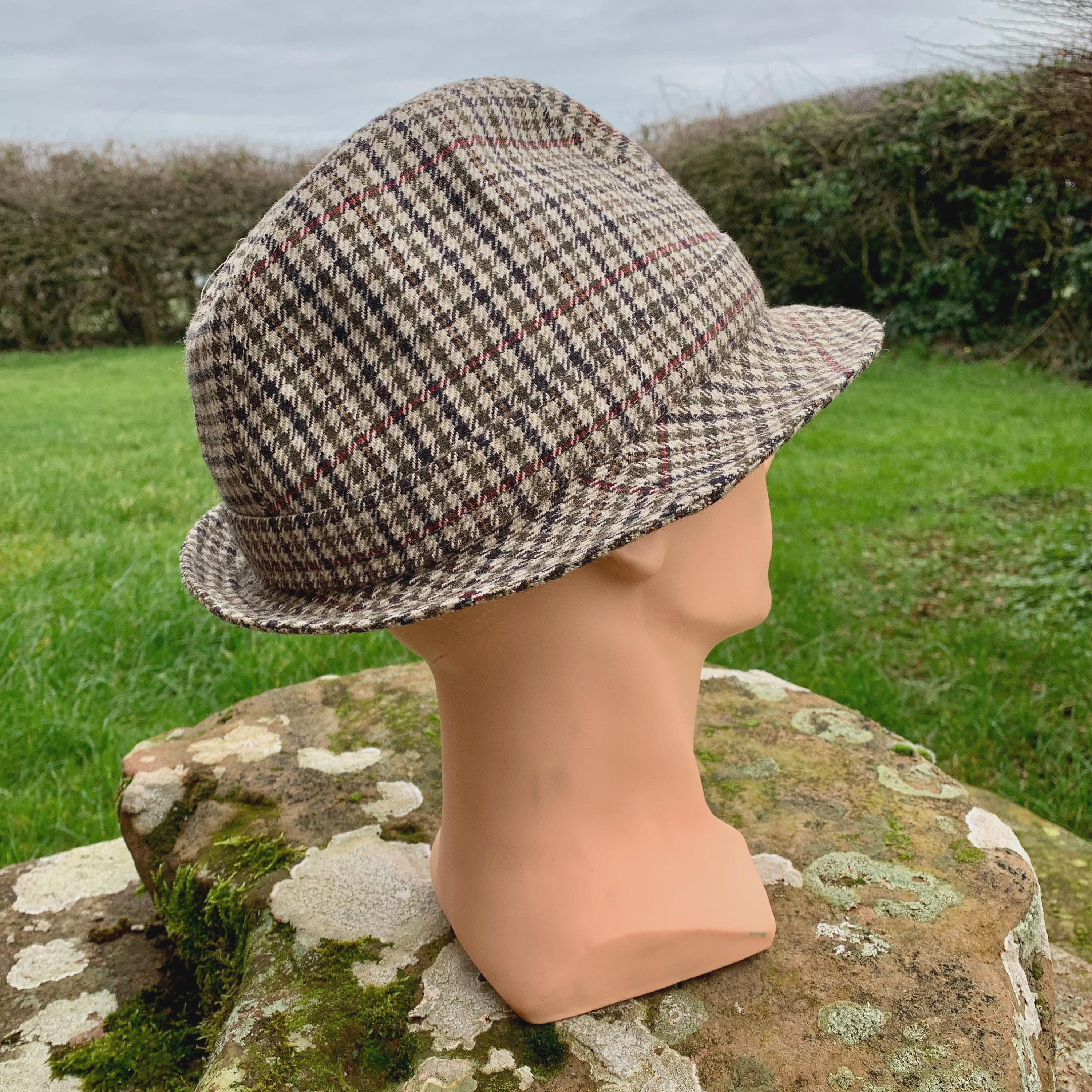 Vintage Large Newmarket Country Gentleman display picture 1