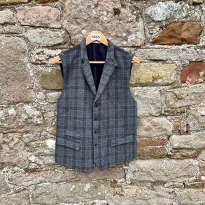 CHALECO DE CABALLERO - Chaleco clásico de tweed a cuadros con tres bolsillos de solapa. Talla 42 del Reino Unido.