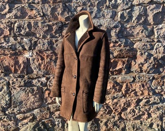 SHEEPSKIN COAT / Retro Vintage 1970's 1980s Ladies Sheepskin Coat / Jacket