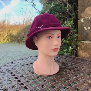 Elegante y estiloso sombrero de diseñador para mujer, estilo años 20 o 30, en color vino. Fabricante londinense y fabricado en Inglaterra.