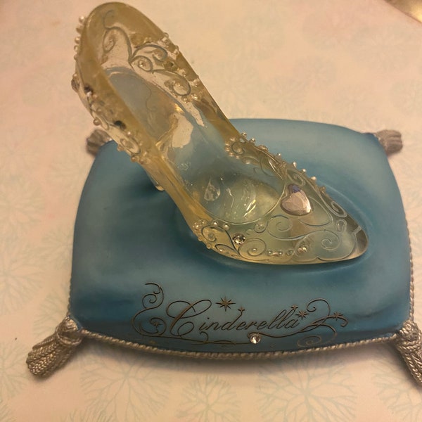 Cinderella "Dreams Do Come True 2008 Disney Soles of Enchantment Shoe Collection high heel lost slipper glass slipper shoes