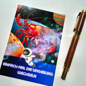 Divertente cartolina A6 con un'aragosta nello spazio - biglietto d'auguri originale - cartolina artistica "Cambia semplicemente ciò che ti circonda"