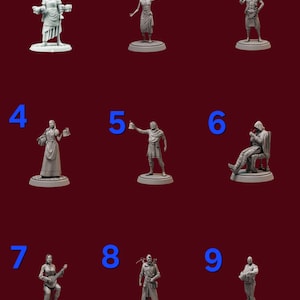 Op de afbeelding: Een verzameling van negen gedetailleerde miniatuurbeeldjes, elk op een cirkelvormige basis. De figuren beelden verschillende personages uit, waaronder een vrouw met een kruik, een persoon met een lantaarn en een persoon die gitaar speelt. De beeldjes zijn allemaal in een neutrale kleur.