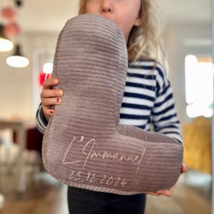 Besticktes Buchstabenkissen aus Breitcord,  Initialienkissen, Dekokissen fur Kinderzimmer oder Babyparty, personalisiertes Geschenk