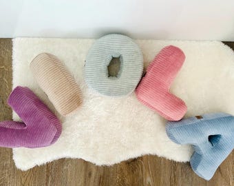 Buchstabenkissen aus Breitcord,  Initialienkissen, Dekokissen fur Kinderzimmer oder Babyparty
