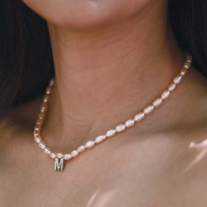 Collar de perlas de arroz con letras de circón hecho a mano, gargantilla de perlas personalizada, gargantilla de perlas personalizada, regalo del día de la madre, regalo de dama de honor, regalo de cumpleaños