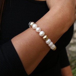 Stretchy Pearl Bracelet, Freshwater Pearl Bead Bracelet, Statement Bracelet, Minimalist Bracelet, Bridesmaid Bracelet, Unique Birthday Gift