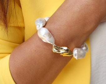 White Baroque Pearl Statement Bracelet, High Luster Pearl Bracelet, Chunky Large Pearl Bracelet, Bridesmaid Bracelet, Dainty Unique Gift