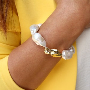 White Baroque Pearl Statement Bracelet, High Luster Pearl Bracelet, Chunky Large Pearl Bracelet, Bridesmaid Bracelet, Dainty Unique Gift