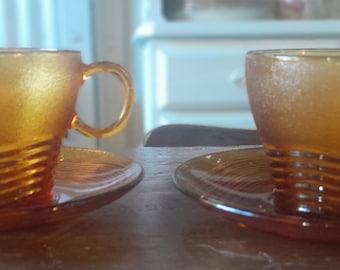 Charmante Mid Century Vintage französische Bernstein Tasse und Untertasse Set 4 Stück Duralex von Frankreich wie neu
