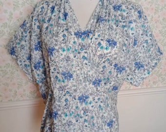 Handgemachtes Blaues Blumen Shirt reine Baumwolle mit V-Ausschnitt und weiten Ärmeln Neu