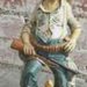 Könnte beinhalten: Eine Vintage-Keramikfigur eines lächelnden Mannes in Latzhosen, der ein Gewehr hält. Die Figur ist mit detaillierten Merkmalen bemalt und sitzt auf einem Sockel mit einer kleinen Ente. Die Farbpalette umfasst Blau-, Braun- und Cremetöne.