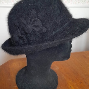Scala Collezione Vintage-Inspired Black Felt Cloche Feather Detail Wool Hat Scala Black Wool Hat for Sale up to 90% Off: Poshmark main image 2