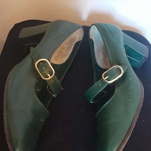 Enzo Amalfi av Rangoni i Florens, Italien. Smaragdgröna Mary Janes i läder med klack, storlek 38, Au 7. Som ny.