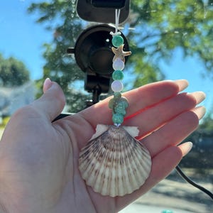 Snäckskalbilberlock, kustnära backspegeldekor, sköldpaddabiltillbehör, strandbilhänge, havsestetik, handgjord pilgrimsmusslaberlock