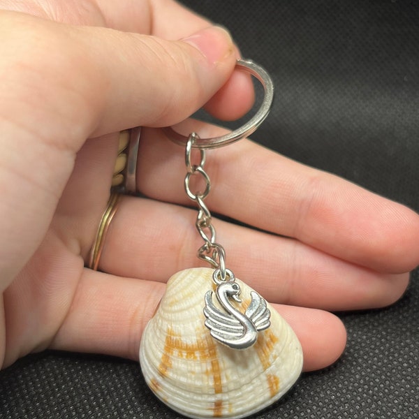 Seashell keychain, backpack accessories, keyrings for kids, gifts under 30, beachy keychains, keychain charm, purse charm, lanyards