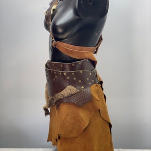 Wikingerfrauenkostüm, Kriegerinnenkleid, Fuchspelz und brauner Lederrock. Bild 4