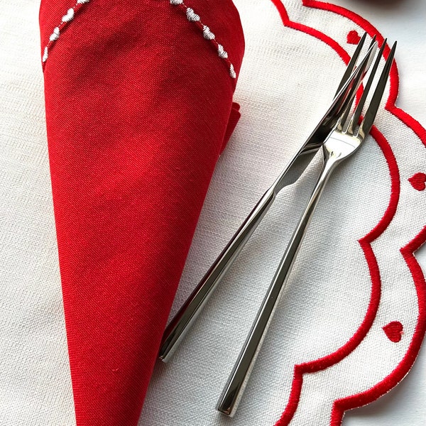 Valentine's Day Embroidered Placemat-Red And White Linen Napkin-Red Scalloped Edge Placemat-Heart Pattern Table Mat -Valentine's Gift Idea