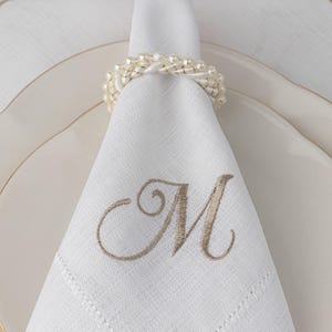 Servilletas de lino personalizadas y elegantes con monograma bordado personalizado. Servilletas de tela reutilizables de lujo para bodas, cenas elegantes y ocasiones especiales.