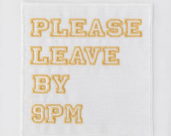 Vänligen lämna inom 9 broderade cocktailservetter - dina fraser eller våra - roliga kaffeservetter - födelsedag - barvagn - monogrampresent
