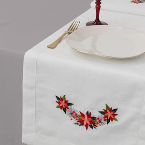 Può includere: Tovaglia da tavolo in lino bianco con fiori di stella di Natale rossi e foglie verdi ricamate. Il runner è decorato con un design natalizio festivo.