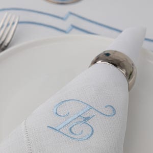 Servilleta de lino con monograma - Servilleta de boda personalizada con inicial bordada - Elegante servilleta de tela blanca para la mesa - Regalo para la anfitriona