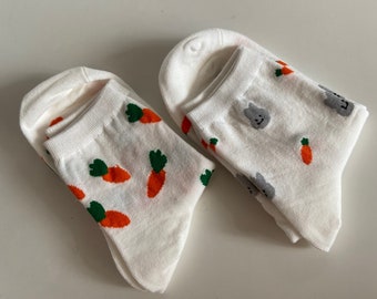 Socken„Hasen und Karotten “ weiß,zwei verschiedene Muster Damen Größe 36-41, Baumwolle,Polyamid,Elasthan ,