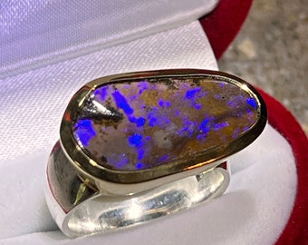 Violett Megashow Boulder Opal Ring mit vergoldeter Fassung