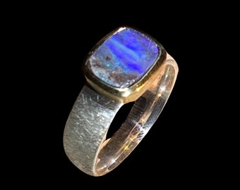 Boulder Opal Himmelsgemälde Ring in Silber mit vergoldeter Fassung