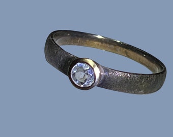 Blautopaz in Schwarzsilber Ring mit vergoldeter Fassung