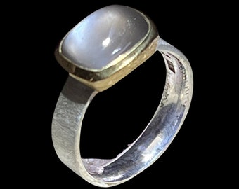 Mondstein Mondsteingrau Ring mit vergoldeter fassung