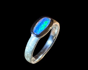 Glitzerterasse Boulder Opal Ring in Silber