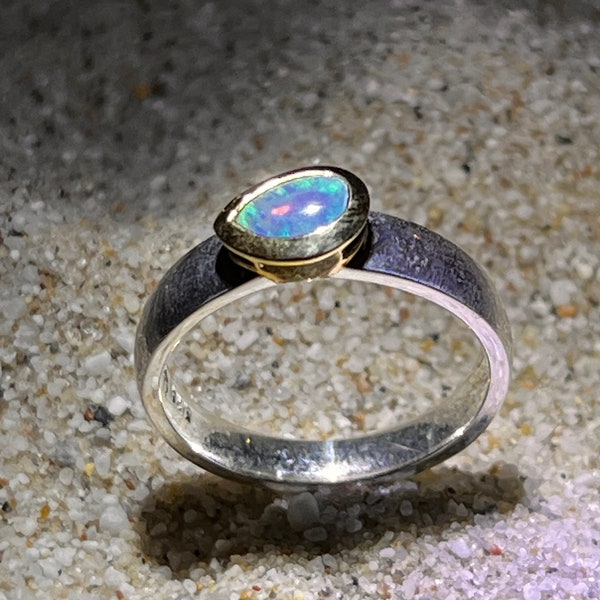 Edelopal Neonherz mit Liebespunkt Ring in Silber mit vergoldeter Fassung