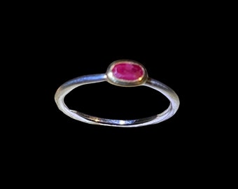 Rubin Rubinminimalist Ring mit vergoldeter Fassung