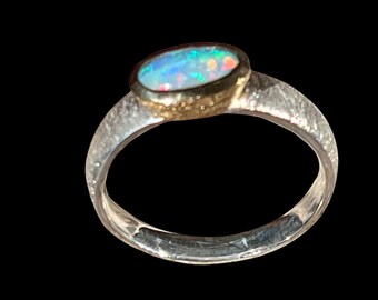 Lightning Ridge Schwarzopal Ring in Silber mit vergoldeter Fassung