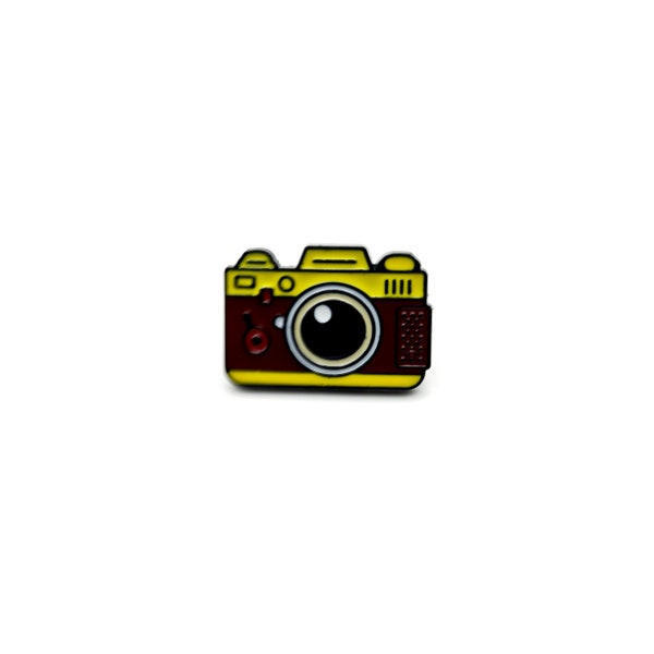 Broche d'appareil photo marron et jaune, photographe