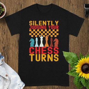 Camiseta divertida de jugador de ajedrez: Juzgando en silencio - Regalo para amantes del ajedrez