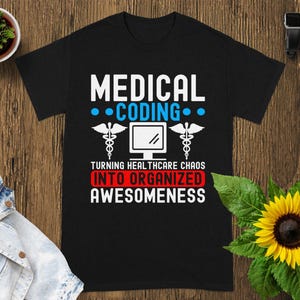 以下が含まれることがあります： 白と青で「MEDICAL CODING」という文字が書かれた黒いTシャツ。コンピューターのグラフィックとカドゥケウスのシンボルも描かれています。「TURNING HEALTHCARE CHAOS INTO ORGANIZED AWESOMENESS」というテキストも表示されています。