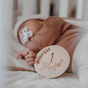Jalons mensuels | jalons en bois bébé | cartes marquantes gravées | signes du mois de bébé | marqueurs de jalons | plaque d'annonce de naissance
