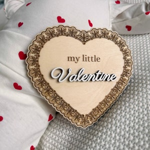 Mein erstes Valentinstags-Zeichen | Holzschild Valentinstag | Valentinstag Baby Outfit | Baby Foto Requisite | meine kleine Karte zum Valentinstag |