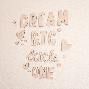 Wooden wall inscription Dream big little one, nursery wall decor, baby room wooden decor, Babyzimmer, Wandschriftzüge, Kinderzimmer Dekor