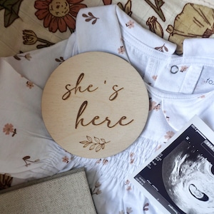 Elle est ici, il est ici panneau en bois | faire-part de naissance gravé | accessoire photo bébé | tir nouveau-né | sexe révéler panneau en bois