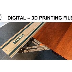 Puede incluir: Primer plano de una herramienta de carpintería, una regla en T de diseño verde y blanco, y un transportador negro. La regla está etiquetada como "remarkable". Las herramientas están sobre una superficie de madera.