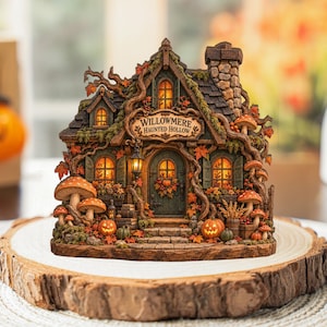 Puede incluir: Una figura de casa en miniatura con la etiqueta Willowmere Haunted Hollow, que presenta una chimenea de piedra, ventanas iluminadas, hojas de otoño naranjas, setas y calabazas talladas, con detalles de ramas y texturas de musgo.