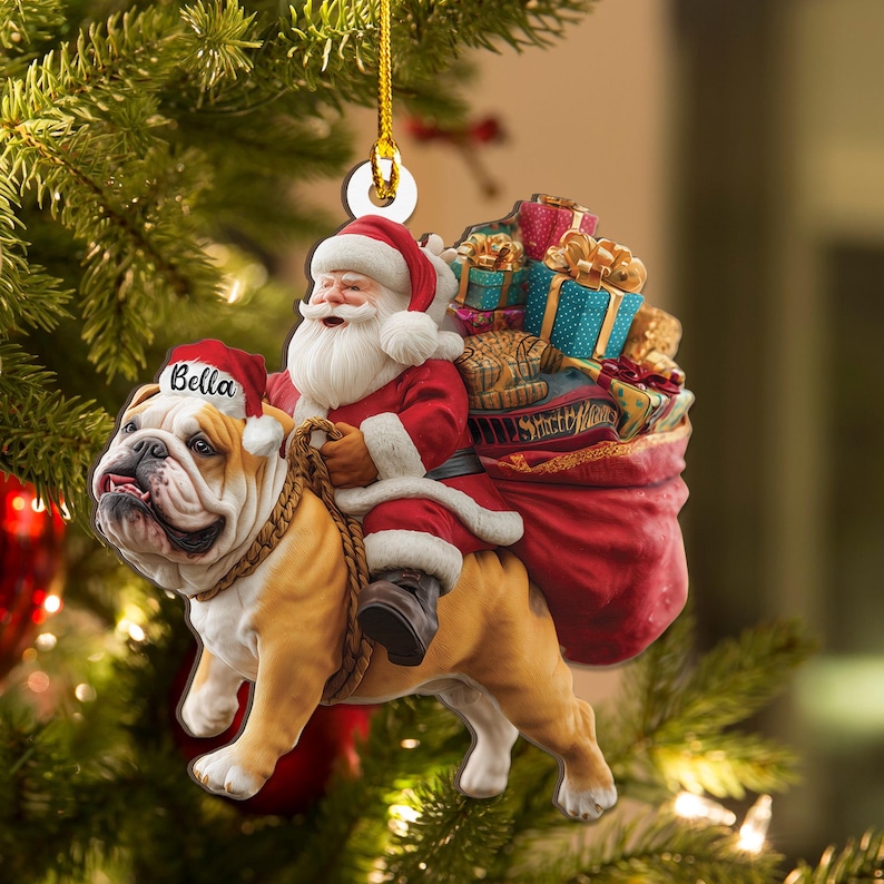 Pu&ograve; includere: Ornamento natalizio con Babbo Natale a cavallo di un bulldog. Babbo Natale indossa un abito e un cappello rossi, e il bulldog ha un cappello con la scritta "Bella". Un grande sacco rosso pieno di regali &egrave; dietro Babbo Natale. L'ornamento &egrave; appeso a un filo d'oro.