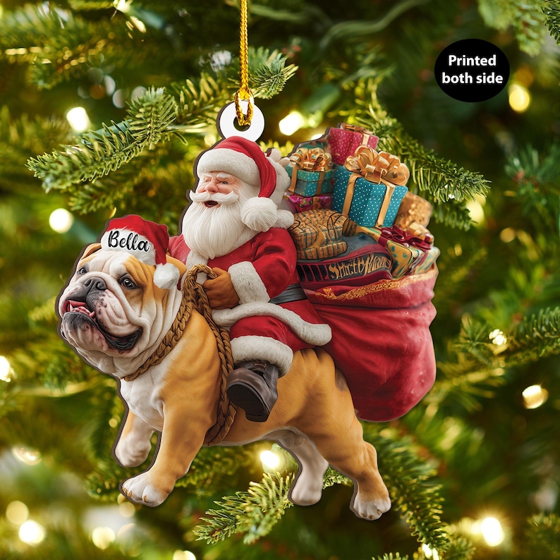 Pu&ograve; includere: Un ornamento natalizio con Babbo Natale che cavalca un bulldog. Babbo Natale indossa un abito e un cappello rossi e il bulldog indossa un cappello da Babbo Natale con il nome "Bella". Un sacco rosso di regali &egrave; dietro Babbo Natale. Il testo "Printed both side" &egrave; sull'ornamento.